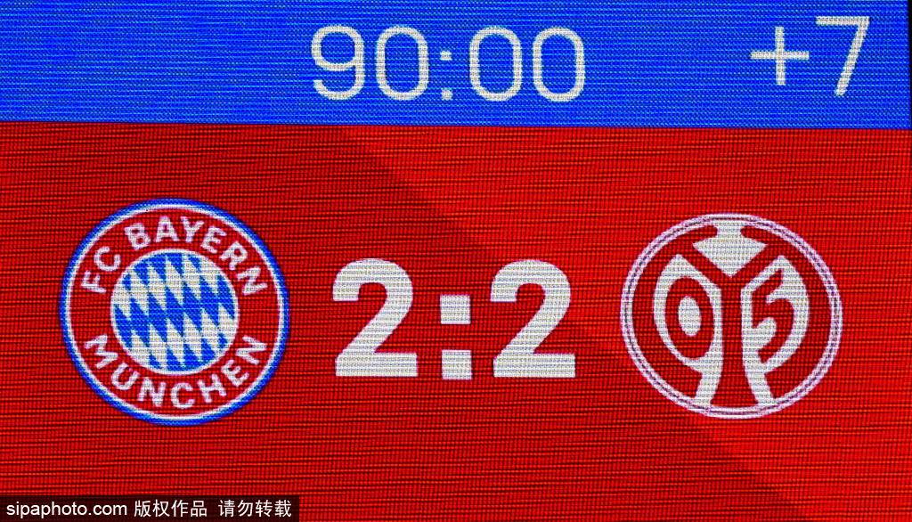 太震撼了!沙尔克04看台1秒钟完成队徽TIFO变换,欢迎来访对手